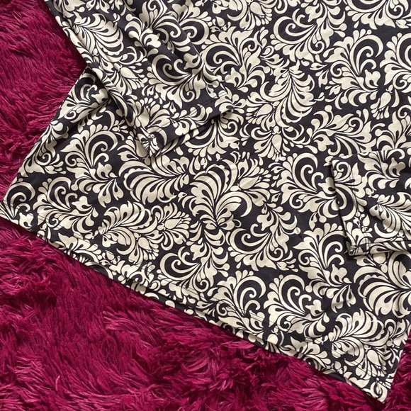 Floral print brown and tan crew neck top - Picture 3 of 11